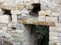 Châteauneuf-Val-St-Donat - Vieux village  Le passage entre la cour et le village