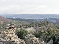 Châteauneuf-Val-St-Donat - Vieux village  Au loin à droite, on aperçois les Pénitents des Mées. Au dessus, c'est le plateau de Valensole