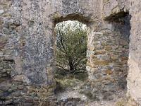 Le Château  Depuis l'intérieur du logis seigneurial. A droite derrière l'ouverture, se trouve une citerne de pierre pour la récupération des eaux pluviales
