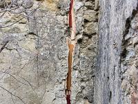 Le ChâteauLe Château  Un des tuyaux de terre cuite vernissée qui amenait l'eau dans la cuve.