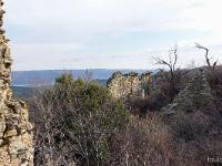 Le Château  Vue vers le Sud depuis les vestiges du logis seigneurial