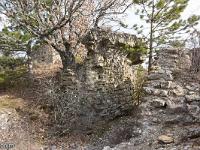 Le Château  Rempart Nord et entrée dans la cour d'honneur. En arrière-plan à gauche, le logis seigneurial