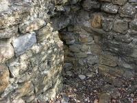 Le Château  Petite guérite qui donnait sur l'entrée voûtée de la cour d'honneur du château. Certainement une petite salle des gardes