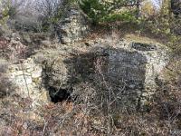 Le Château  Nous voici maintenant dans l'avant-cour autour de laquelle se trouvaient les greniers seigneuriaux, les écuries, les caves.