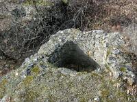 Le Château  Nous voici maintenant dans l'avant-cour autour de laquelle se trouvaient les greniers seigneuriaux, les écuries, les caves.