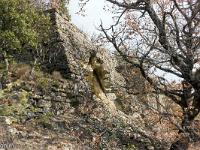 Le Château  Nous voici tout au Nord du village ou se trouve l'entrée du château. Ici les remparts Ouest de celui-ci