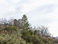 Châteauneuf-Val-St-Donat - Vieux village  Vue sur les ruines de la tour de guet qui se trouvait hors les murs à environ 200m de l'entrée du château