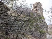 Le Château  Partie Est de la tour carrée. On aperçois les vestiges d'une fenêtre à meneau en haut à droite