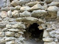 Châteauneuf-Val-St-Donat - Vieux village  Derrière, une cave