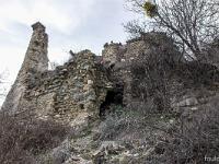 Châteauneuf-Val-St-Donat - Vieux village  Bâtisse en ruine au Sud/Est du village. Entrons dans la brèche en face pour voir !
