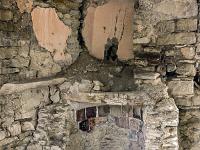 Châteauneuf-Val-St-Donat - Vieux village  A l'inérieur de celle-ci, une tine. Elle était recouverte de tuiles vernissées et servait à la conservation du vin. La pièce était enduite. On voit des restes de celui-ci sur le mur au dessus de la tine