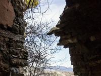 Châteauneuf-Val-St-Donat - Vieux village  Ressortons sous le regard moqueur de cette sorcière en haut à droite ! ...