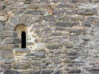 Le Vieil Eyguians  Eglise Sainte Madeleine (XIVe) - Petite et seule ouverture sur la façade Nord ...