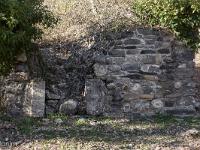 Le Vieil Eyguians  Sur cette ruine restent le bas des jambages d'une porte ...