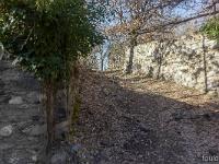 Le Vieil Eyguians  Une rue au départ du rempart Est. Il devait y avoir ici une porte ...