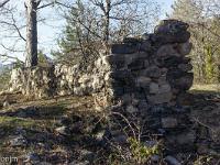 Le Vieil Eyguians  Vestiges d'un mur (un enclos ?) ...