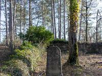 Le Vieil Eyguians  A gauche, le mur Nord du cimetière ...