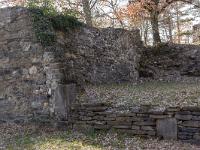 Le Vieil Eyguians  Sur cette bâtisse, une grande ouverture ...